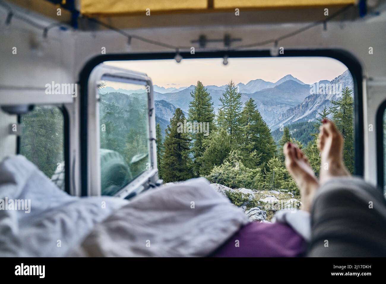 Bella vista della catena montuosa e degli alberi visto attraverso camper van, col d'Izoard, Arvieux, Francia Foto Stock