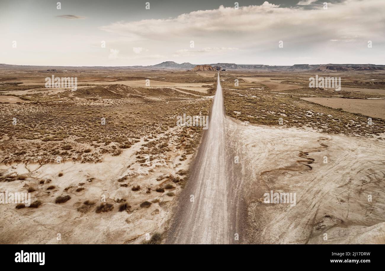 Strada sterrata che passa attraverso il paesaggio desertico a Bardenas Reales, Spagna Foto Stock