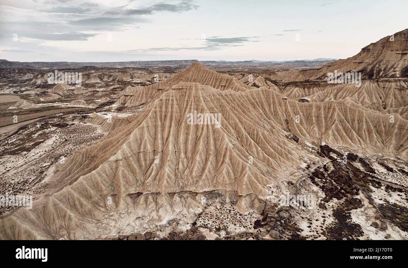 Vista panoramica della formazione rocciosa nel paesaggio desertico, Bardenas Reales, Spagna Foto Stock