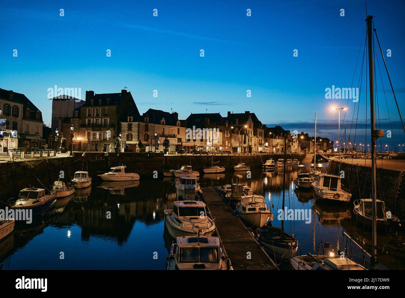 Navi nautiche ormeggiate in mare di notte Foto Stock