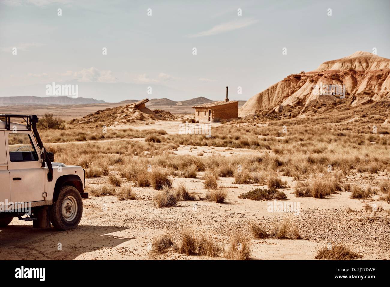 Auto nel deserto in giornata di sole, Bardenas Reales, Spagna Foto Stock