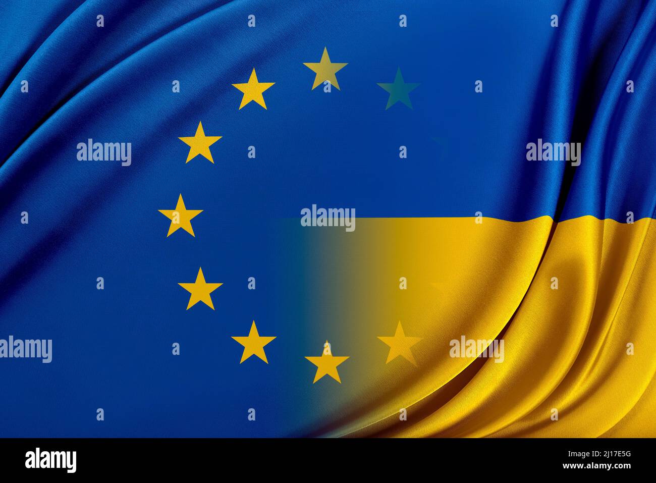 Bandiera dell'Ucraina e bandiera dell'Unione europea. Foto Stock