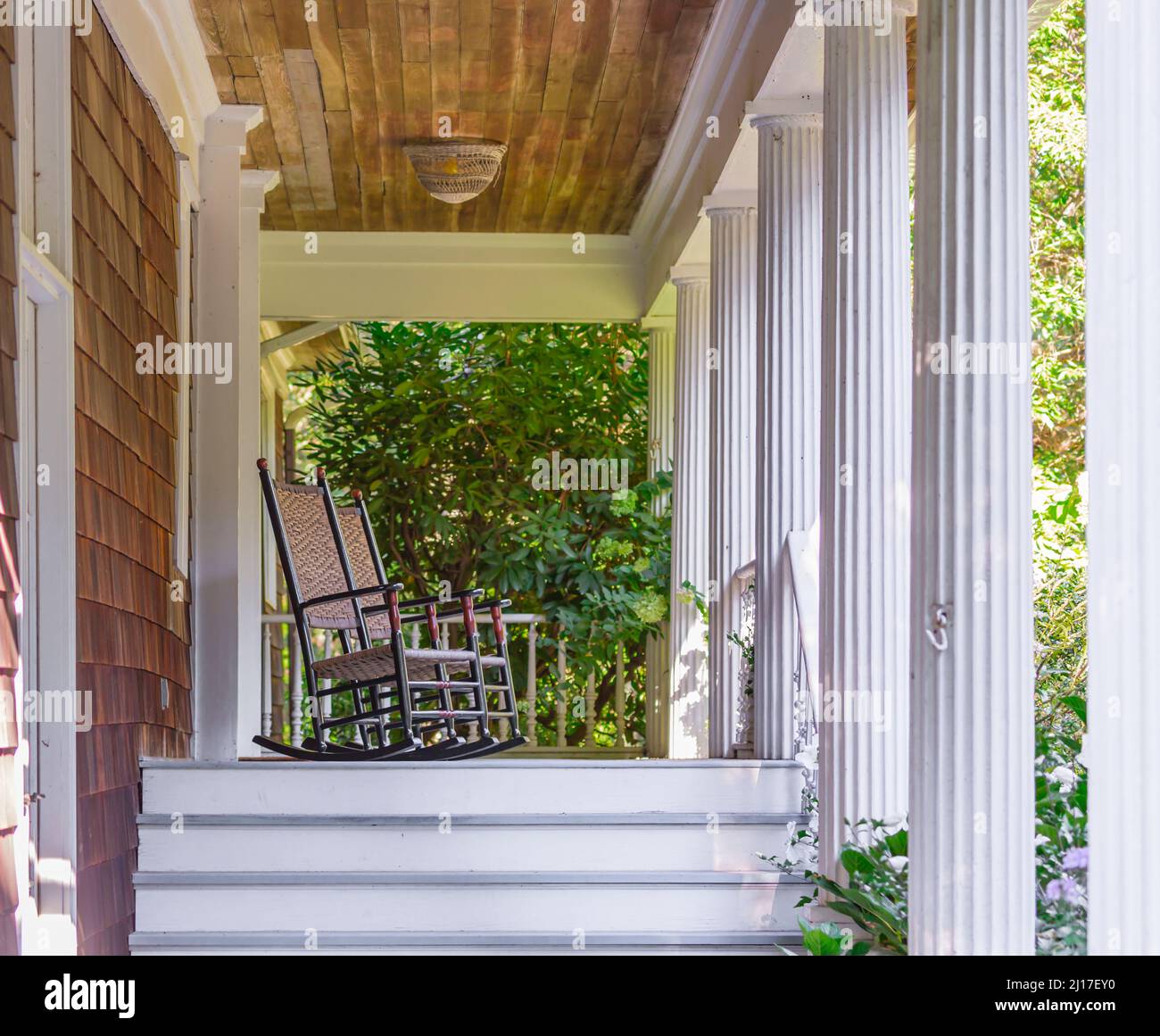 sedie a dondolo su un portico coperto Foto Stock