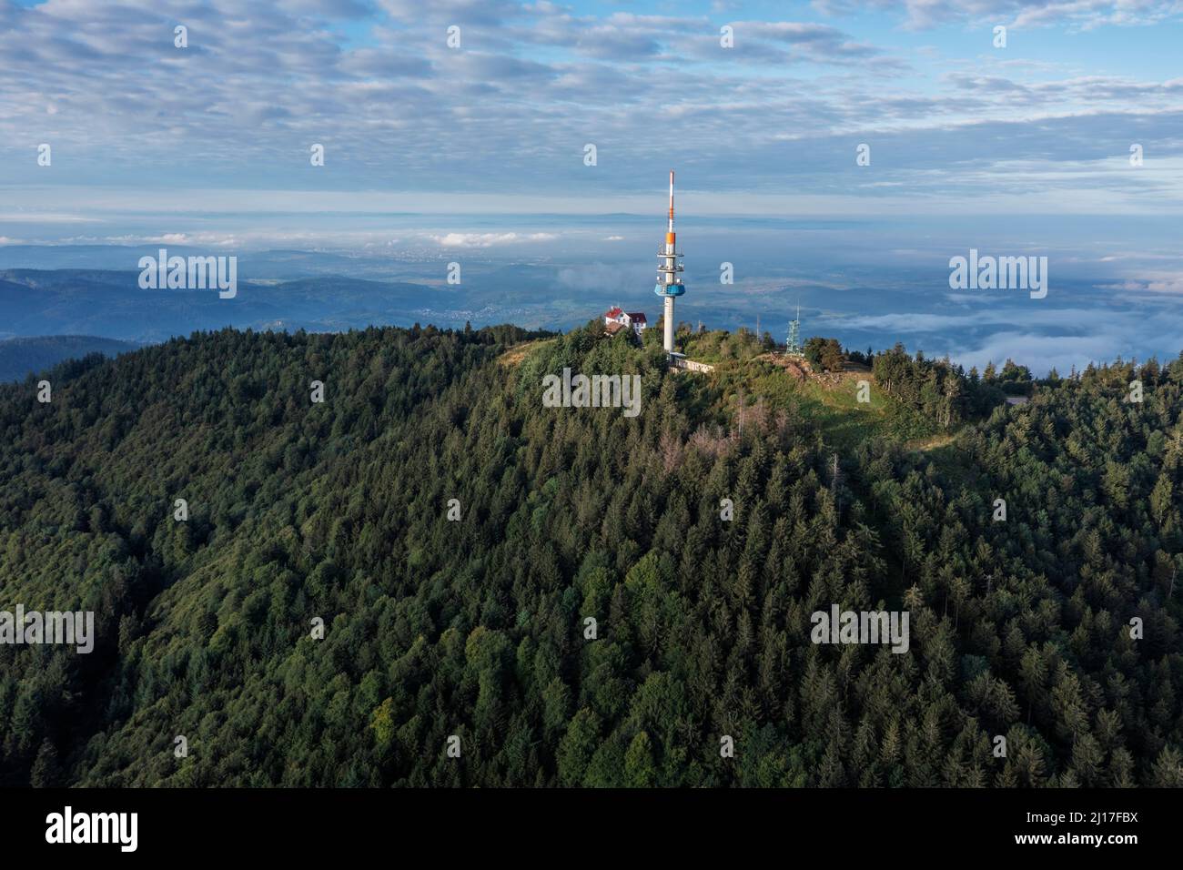 Veduta aerea della torre Sender Blauen sulla cima del monte Hochblauen Foto Stock
