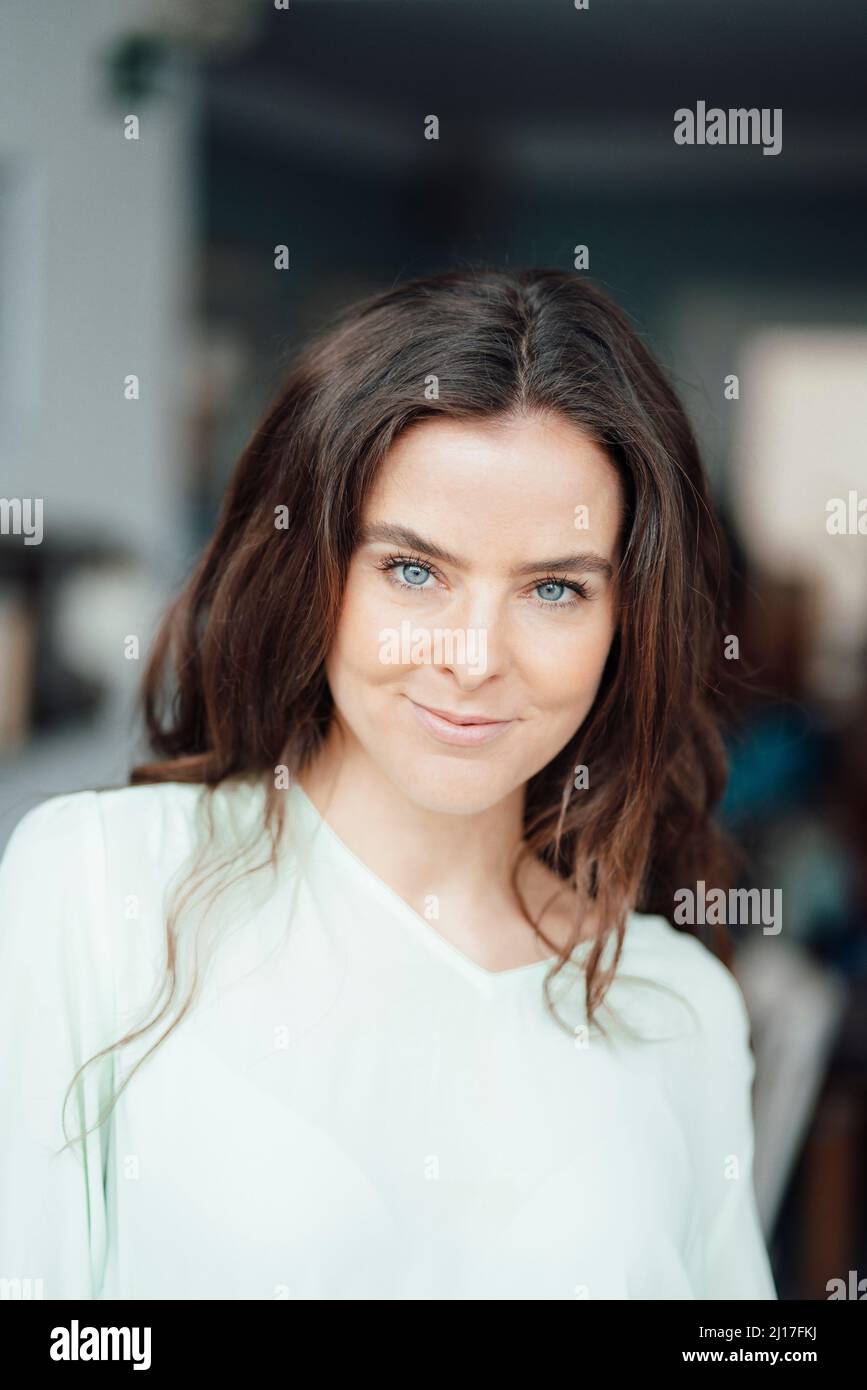 Bella donna con gli occhi blu nel caffè Foto Stock