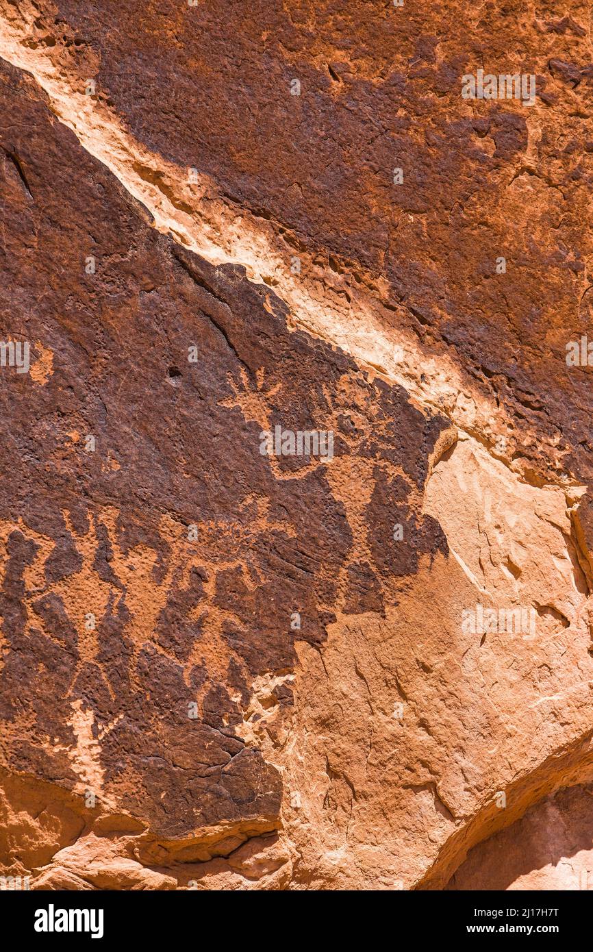 Il Moab Man Panel è un grande pannello di arte rupestre dei nativi americani della Fremont Culture nel Mill Creek Canyon vicino a Moab, Utah. Questi petroglifi sono da 800 a 100 Foto Stock