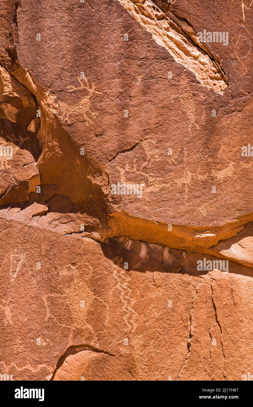 Il Moab Man Panel è un grande pannello di arte rupestre dei nativi americani della Fremont Culture nel Mill Creek Canyon vicino a Moab, Utah. Questi petroglifi sono da 800 a 100 Foto Stock