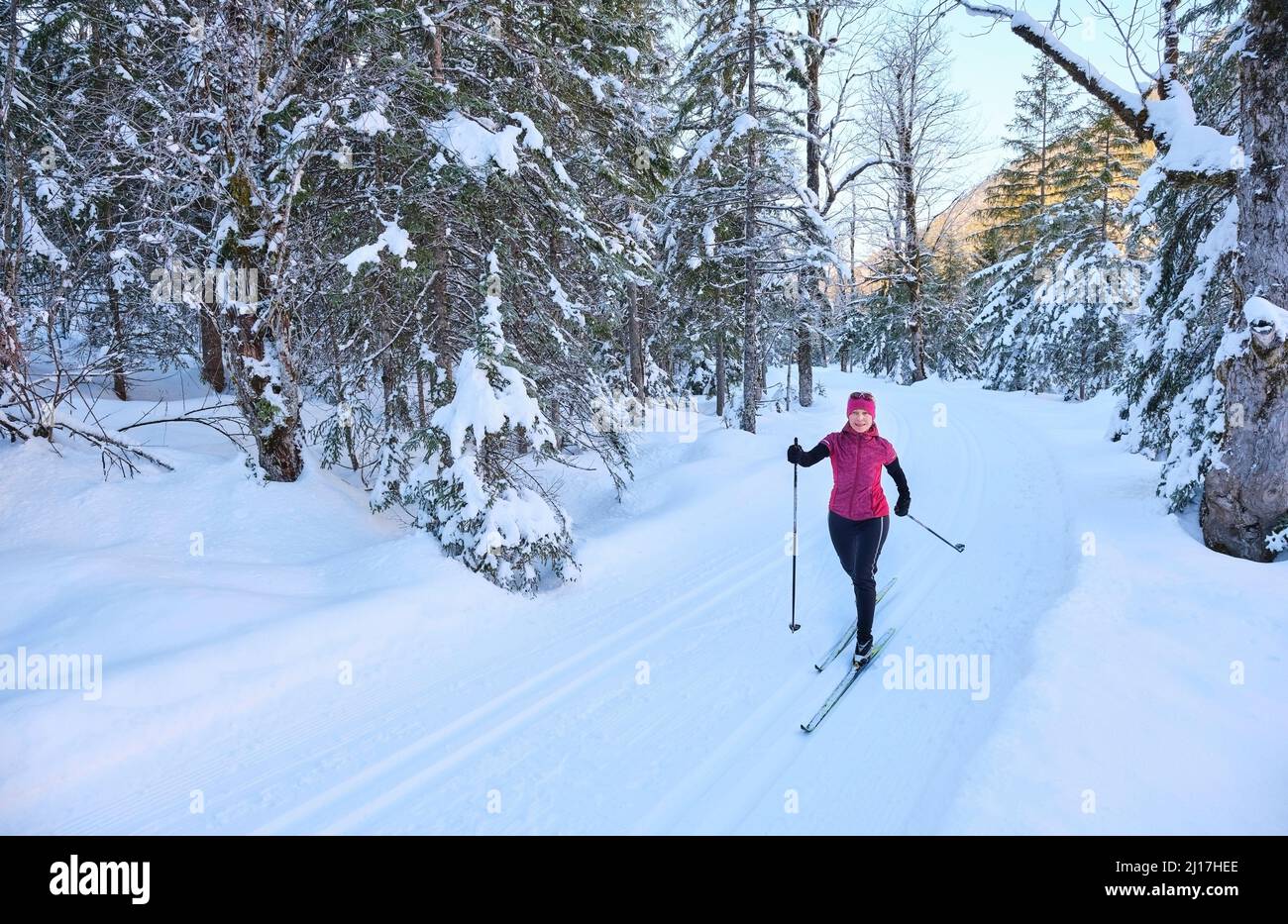 Donna anziana con sci pole in vacanza sulla neve Foto Stock