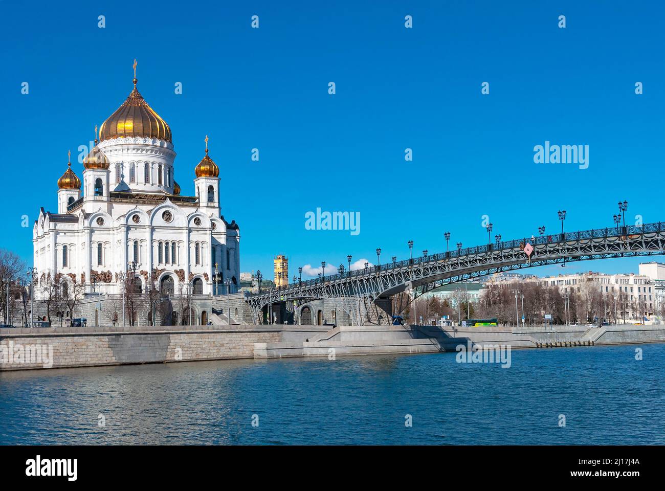 Mosca. Russia. Vista della Cattedrale di Cristo Salvatore e del Ponte Patriarcale Foto Stock