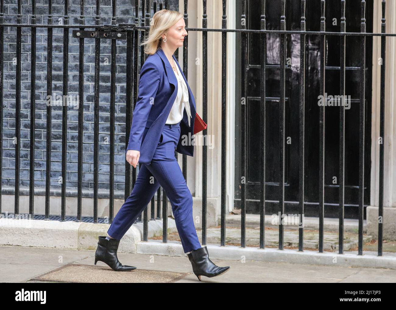 Londra, Regno Unito. 23rd Mar 2022. Liz Truss MP (Elizabeth Truss), Segretario di Stato per gli Affari esteri, del Commonwealth e dello sviluppo; Ministro per le donne e le pari opportunità. I ministri partecipano a una riunione del gabinetto a Downing Street prima della dichiarazione di primavera. Credit: Imagplotter/Alamy Live News Foto Stock