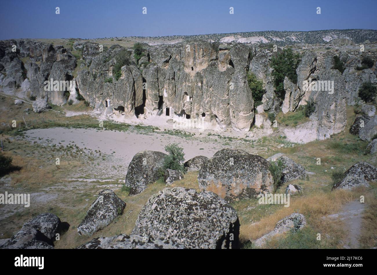 Formazione di tufo vulcanico di rocce a Kilistra (Glystra), Via San Paolo, Gokyurt, Turchia che nasconde le antiche chiese rupestri cristiane e abitazioni rupestri preromane Foto Stock