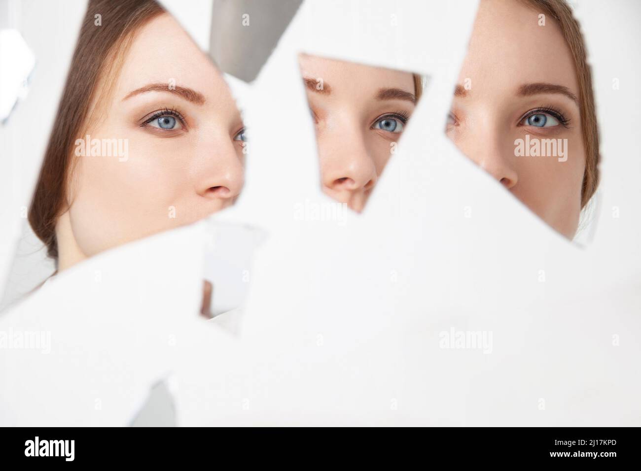 Riflessione della giovane donna sullo specchio rotto Foto Stock
