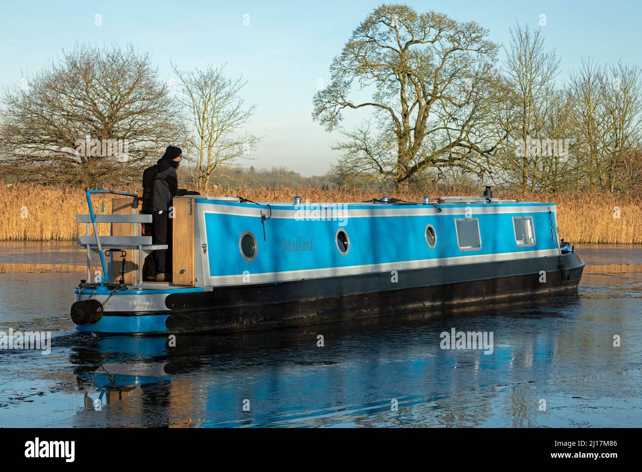 Paesaggio panoramico di barche a stretta ormeggiate sul canale Staffordshire & Worcester in inverno vicino Tixall lock ovest del Grande raccordo di Haywood a Staffordsh Foto Stock