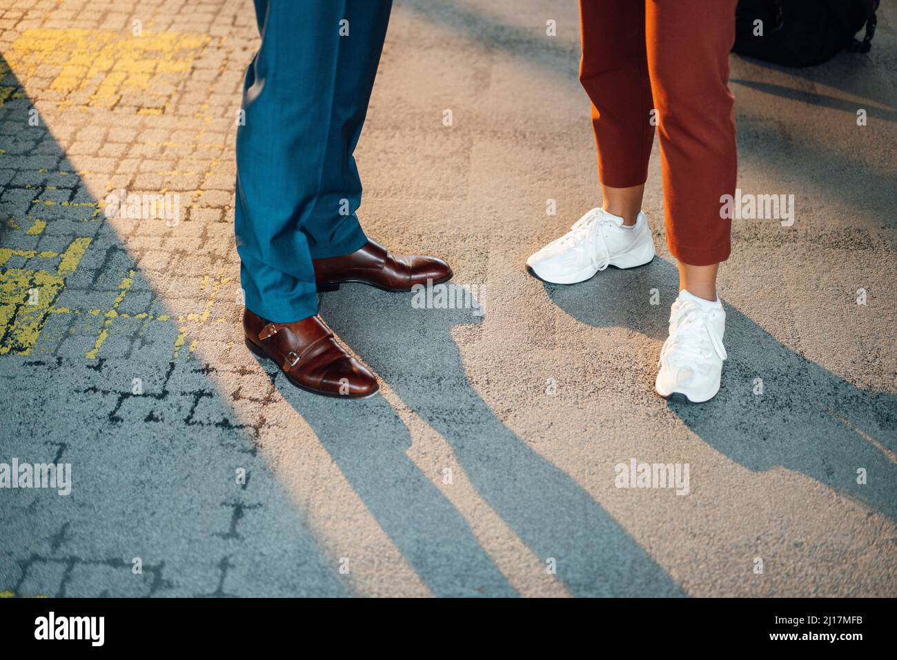 Colleghi d'affari che indossano scarpe in piedi sul sentiero Foto Stock