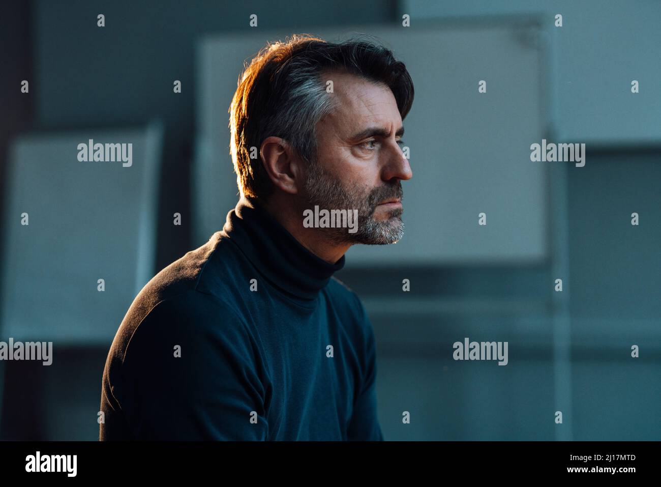 Uomo di lavoro contemplativo sul posto di lavoro Foto Stock