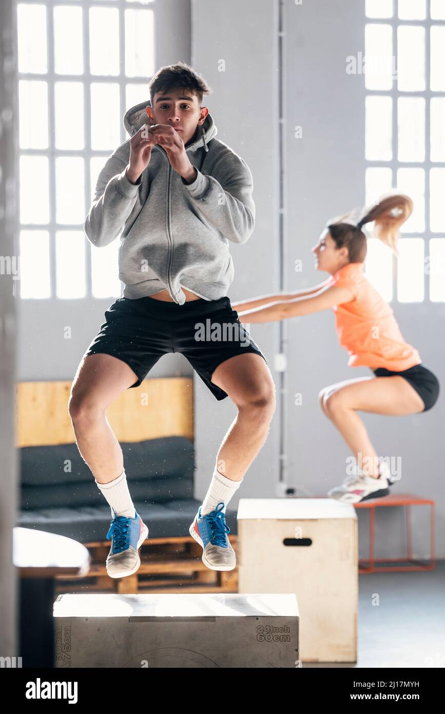 Young man woman doing squat immagini e fotografie stock ad alta risoluzione  - Alamy