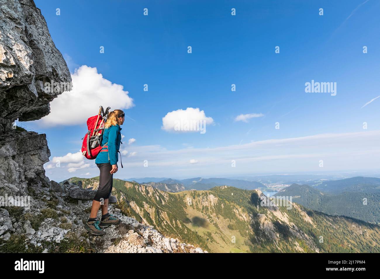 Donna escursionista ammirando la vista dalla cima del monte Aiplspitz Foto Stock