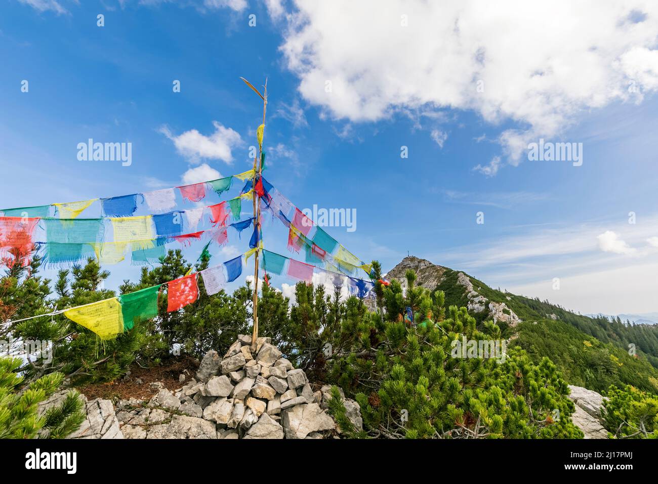 Bandiere di preghiera colorate appese sulla cima del monte Aiplspitz Foto Stock