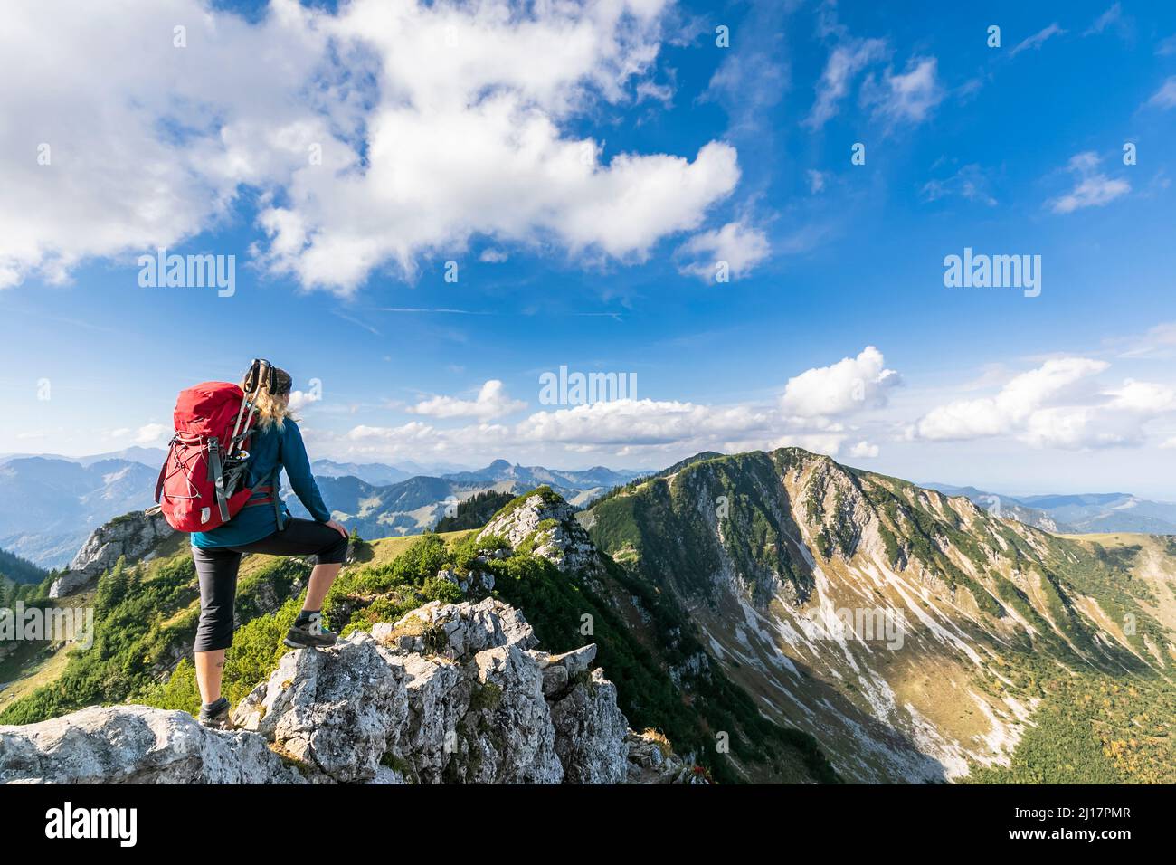 Donna escursionista ammirando la vista dalla cima del monte Aiplspitz Foto Stock