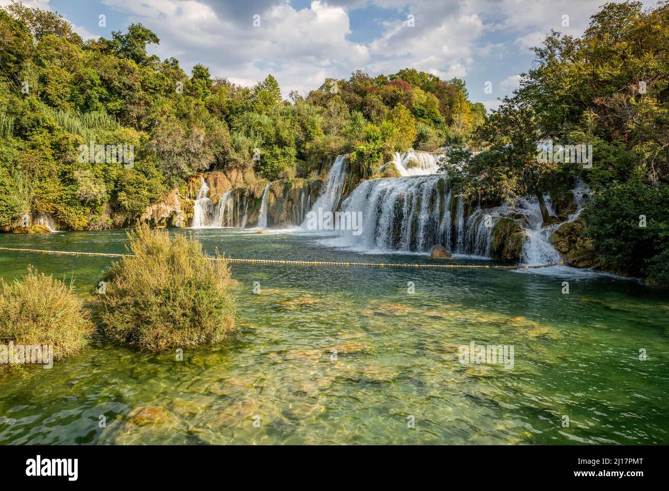 Vista panoramica della cascata Skradinski Buk, Parco Nazionale di Krka, Sibenik-Knin, Croazia Foto Stock