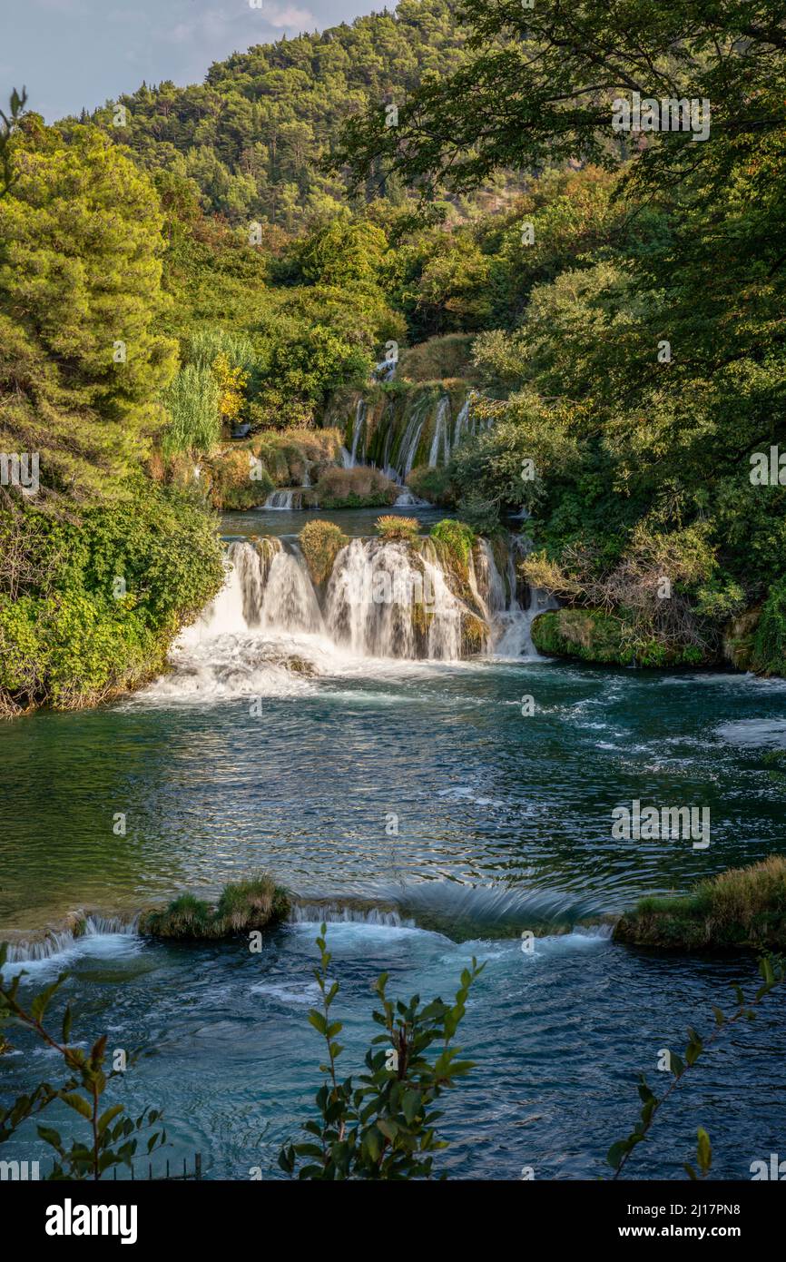 Vista panoramica della cascata Skradinski Buk al Parco Nazionale di Krka, Sibenik-Knin, Croazia Foto Stock
