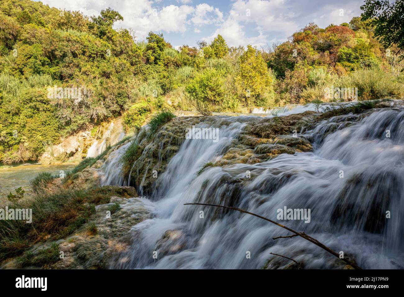 Flusso d'acqua che scorre al Parco Nazionale di Krka, Skradinski Buk, Sibenik-Knin, Croazia Foto Stock