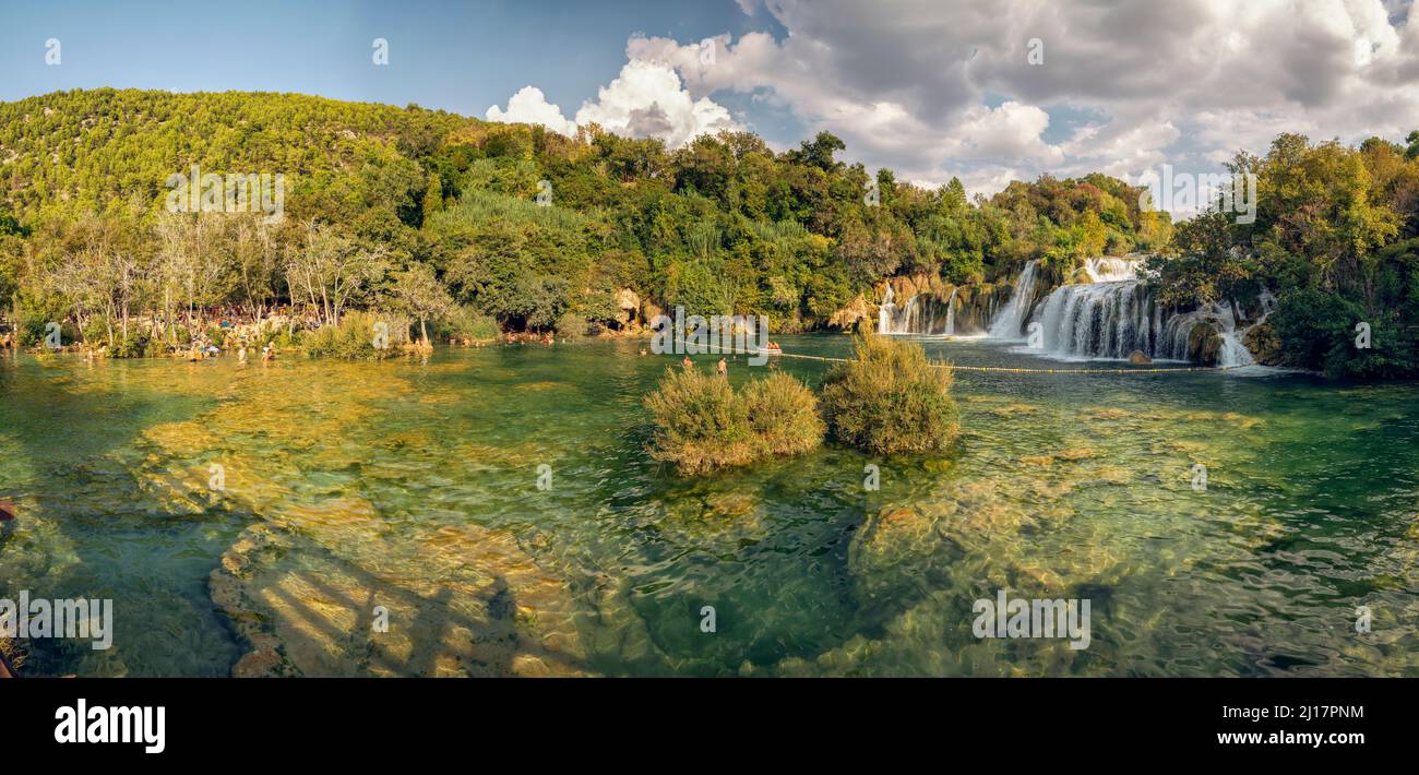 Splendida vista sulla cascata Skradinski Buk, sul Parco Nazionale di Krka, Sibenik-Knin, Croazia Foto Stock