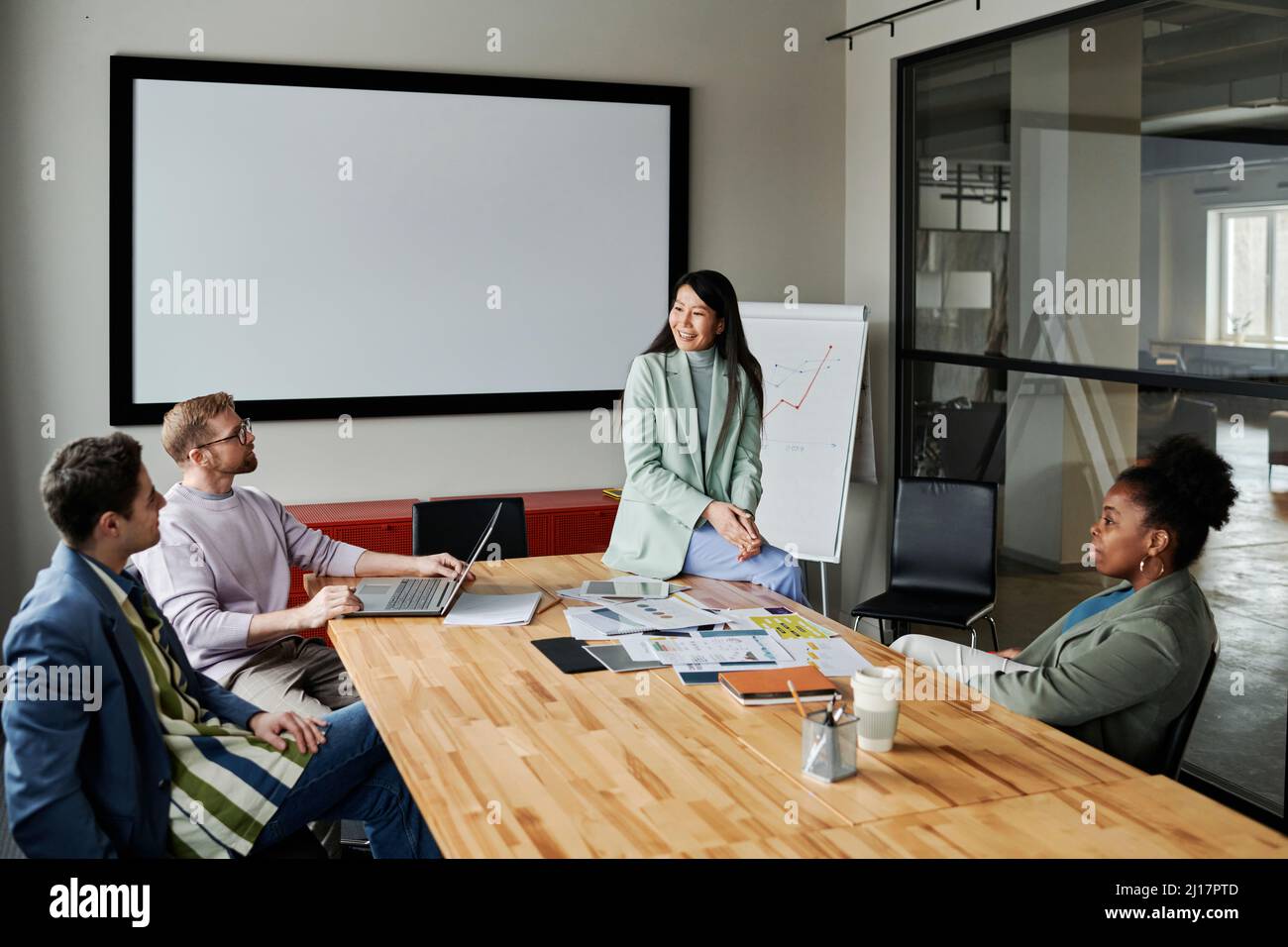 Gruppo multietnico di colleghi d'affari che condividono idee in riunione in ufficio Foto Stock
