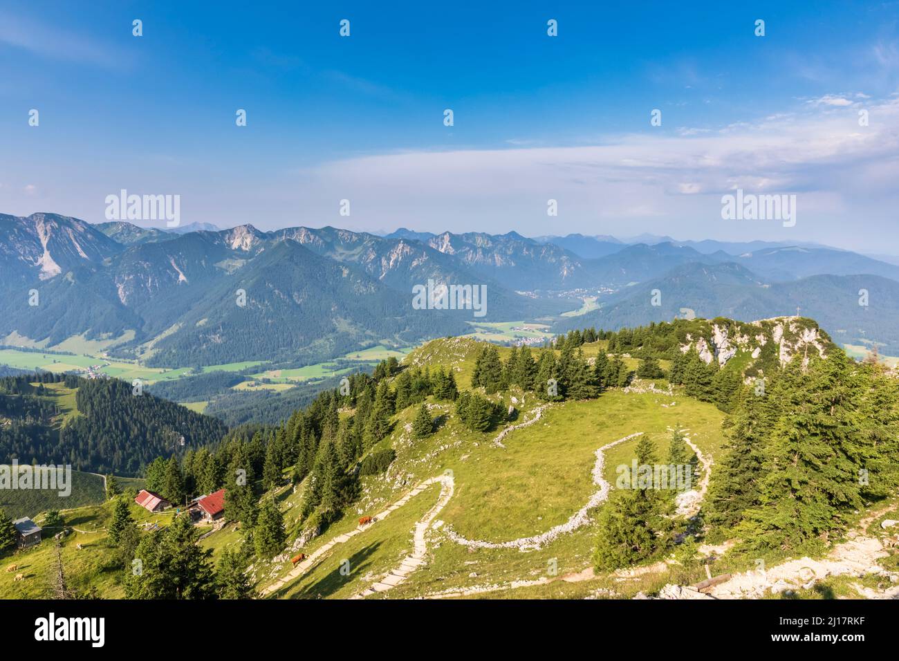 Verdi pascoli estivi visti dalla cima del monte Breitenstein Foto Stock