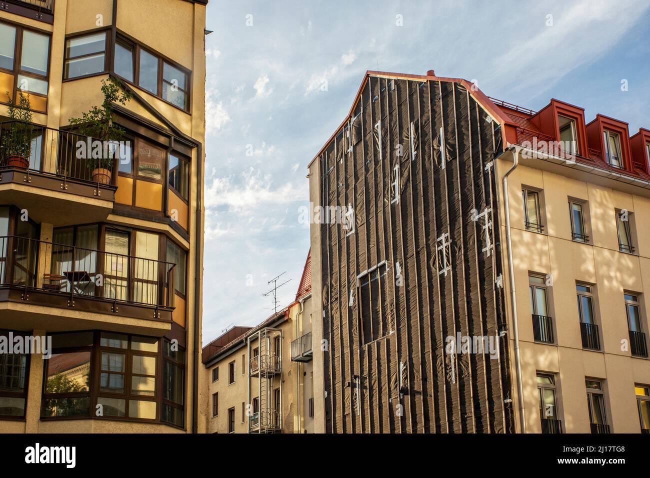 Germania, Baviera, Monaco, lotto vacante tra edifici residenziali Foto Stock