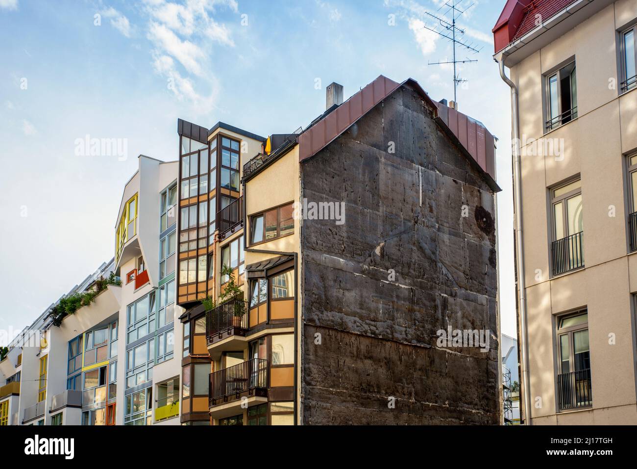 Germania, Baviera, Monaco, lotto vacante tra edifici residenziali Foto Stock