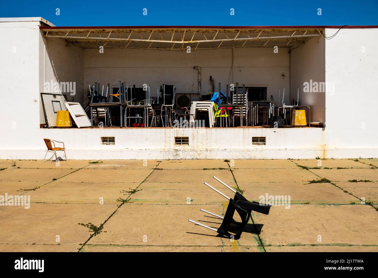 Modello di sedie e tavoli disordinati in deposito all'aperto nell'isola di Farol, Algarve, Portogallo Foto Stock