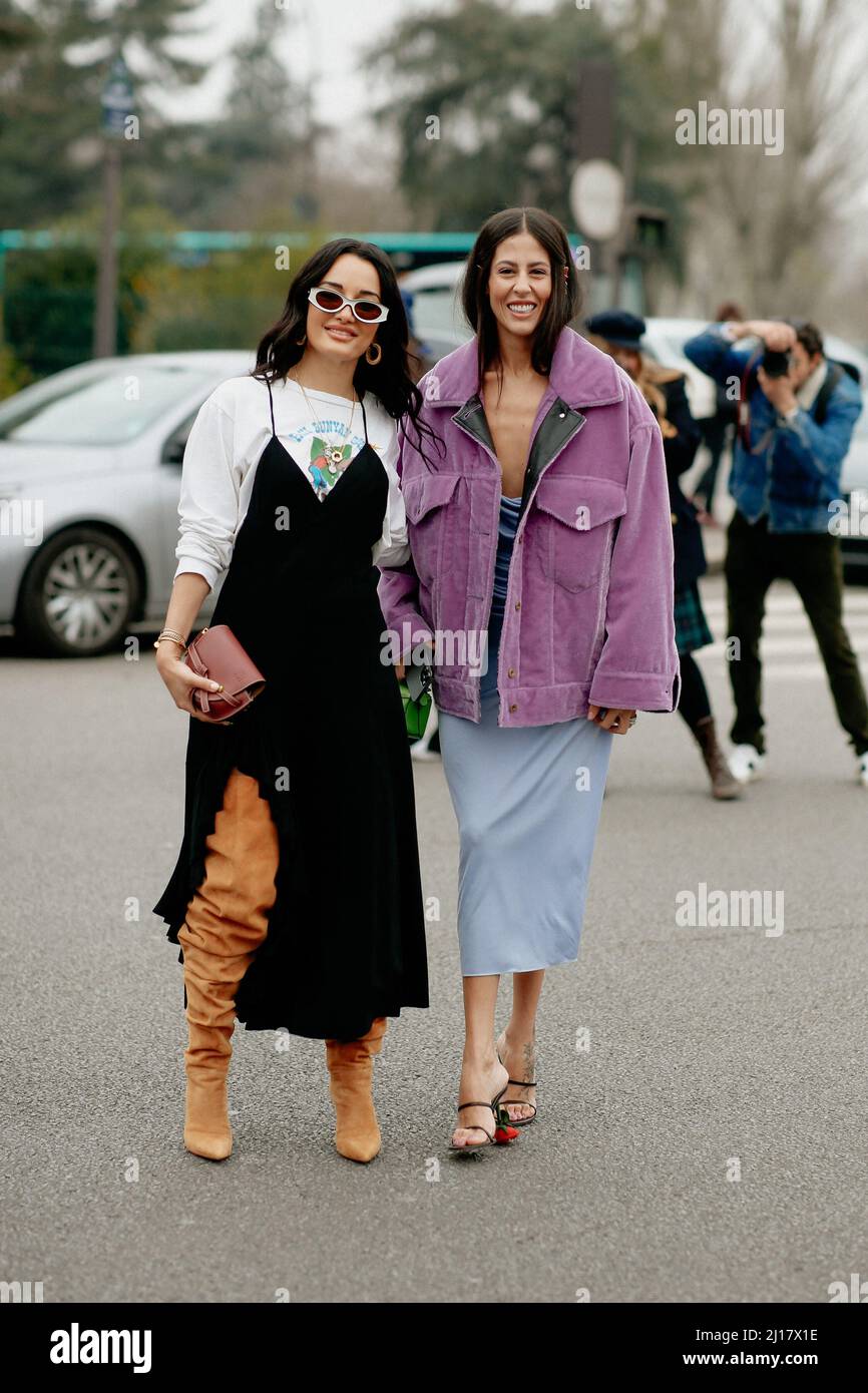 Street Style, Amina Muaddi e Gilda Ambrosio in arrivo allo spettacolo Loewe Autunno-Inverno 2022-2023, tenutosi il 4th marzo 2022 al Paris Tennis Club di Parigi, Francia. Foto di Marie-Paola Bertrand-Hillion/ABACAPRESS.COM Foto Stock