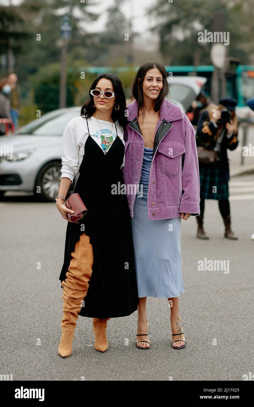 Street Style, Amina Muaddi e Gilda Ambrosio in arrivo allo spettacolo Loewe Autunno-Inverno 2022-2023, tenutosi il 4th marzo 2022 al Paris Tennis Club di Parigi, Francia. Foto di Marie-Paola Bertrand-Hillion/ABACAPRESS.COM Foto Stock