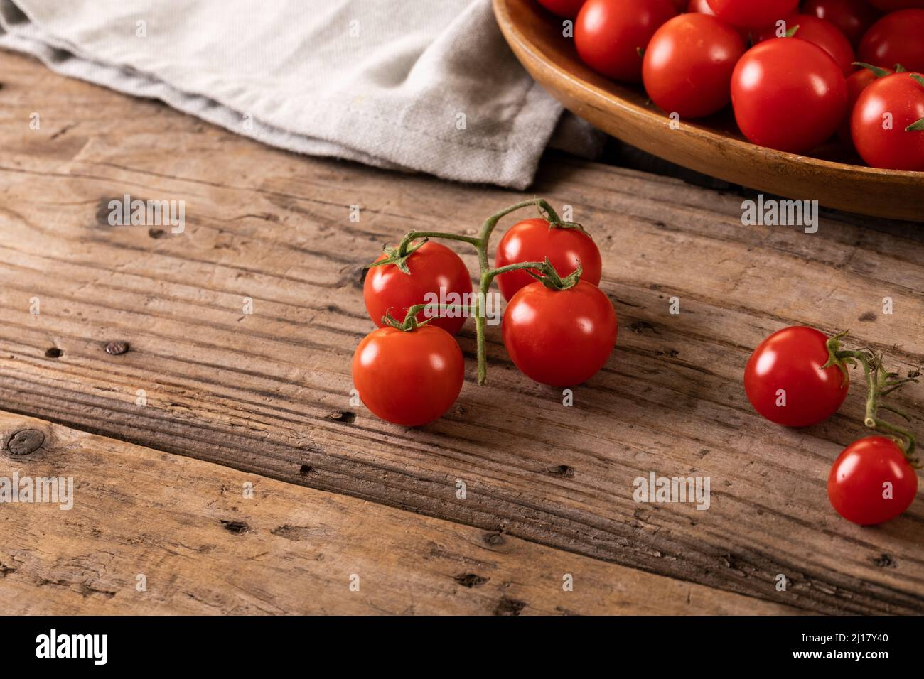 Vista ad angolo alto dei pomodori freschi di ciliegia rossa su un tavolo di legno Foto Stock