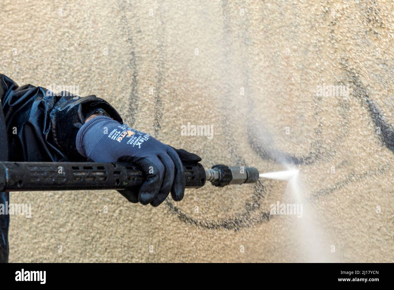 Entfernung von Graffiti mit Hochdruckreiniger Foto Stock