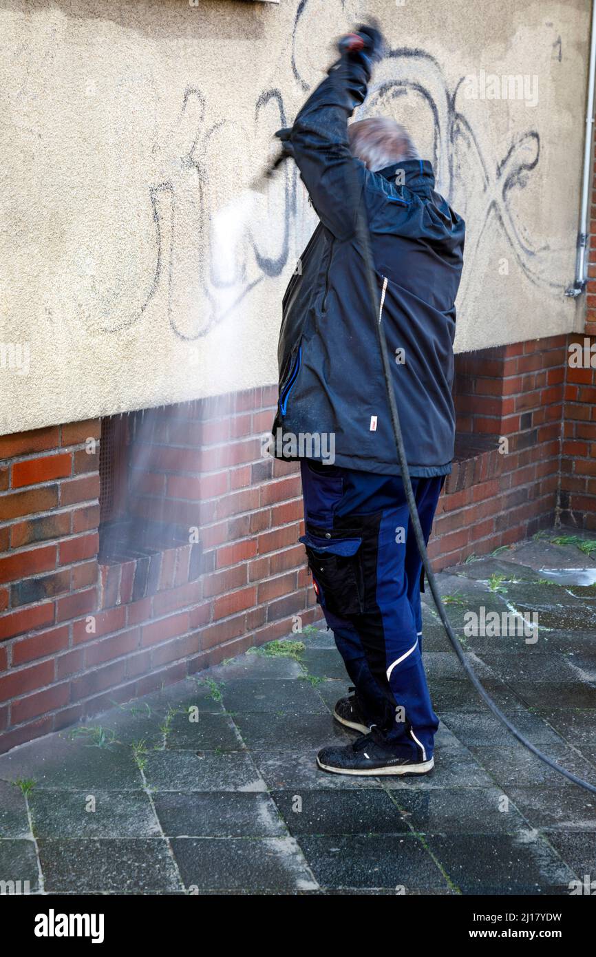 45 / 5,000 Übersetzungsergebnisse Rimozione dei graffiti con pulitore ad alta pressione Foto Stock