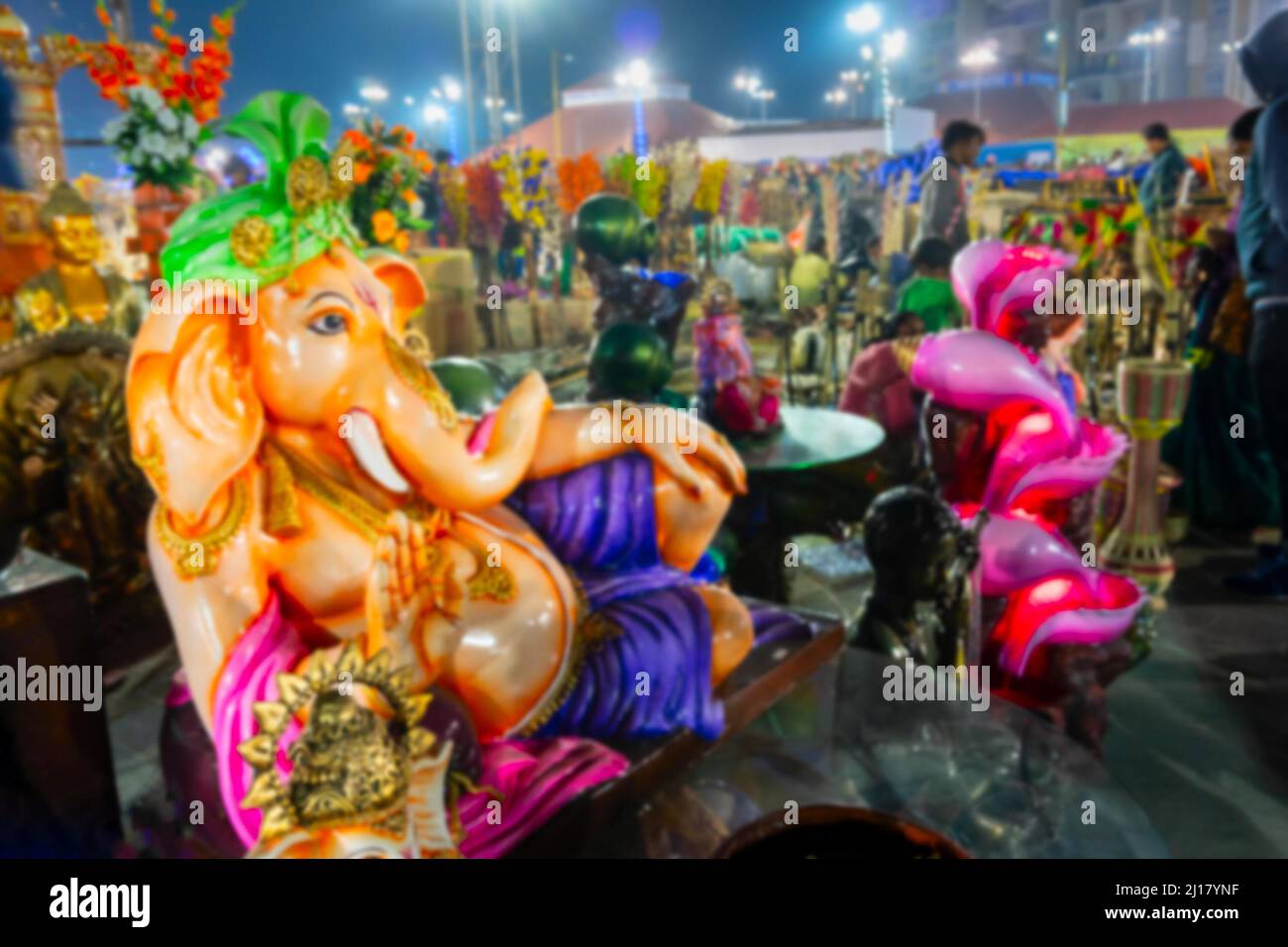 Immagine sfocata di Kolkata, Bengala Occidentale, India. Colorato Lord Ganesha con mano benedicente in posa di riposo, bambole di terracotta in mostra, da Krishnanagar. Foto Stock
