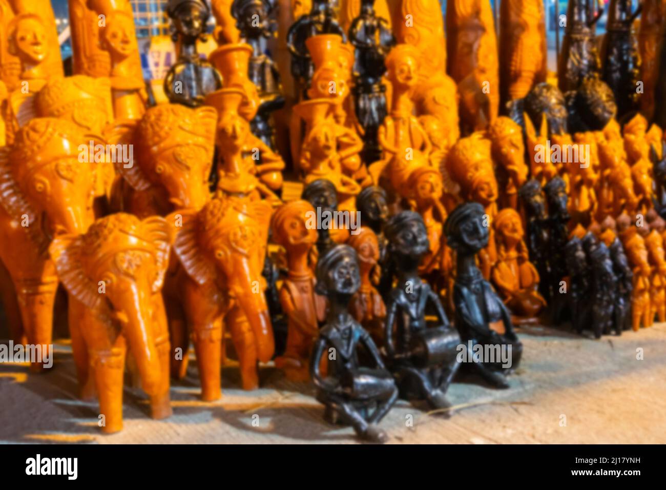 Immagine sfocata di famose bambole di terracotta, realizzate a Bishnupur, Bankura, Bengala Occidentale, in vendita a Fiera artigianale di Kolkata. Foto Stock