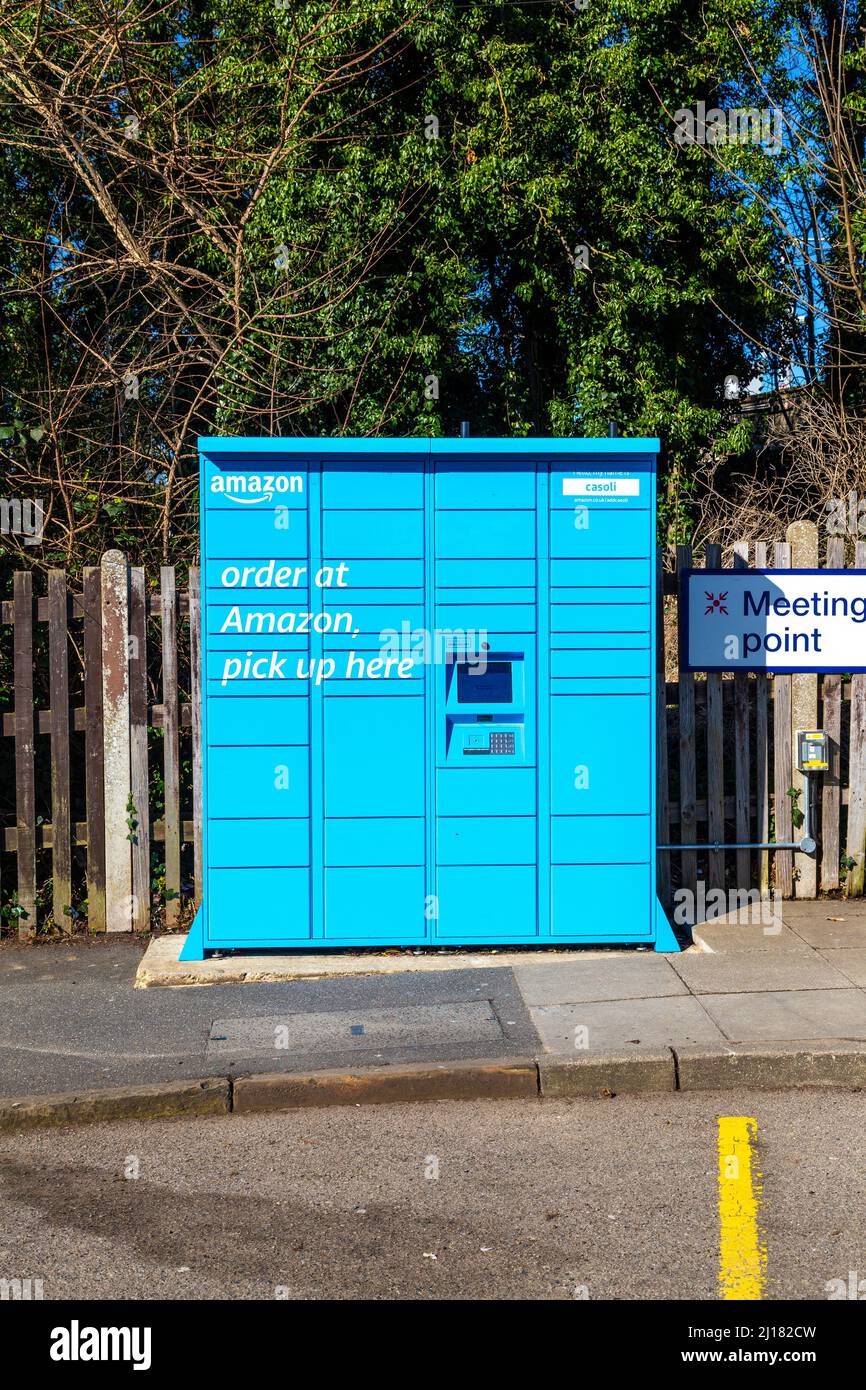 Blue Amazon Hub Locker fuori da una stazione ferroviaria (Baldock, Regno Unito) Foto Stock