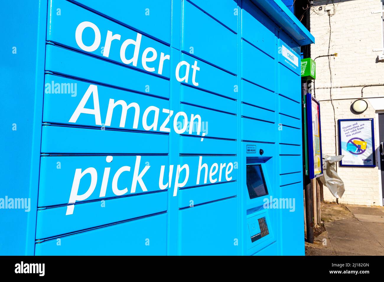 Blue Amazon Hub Locker fuori da una stazione ferroviaria (Baldock, Regno Unito) Foto Stock