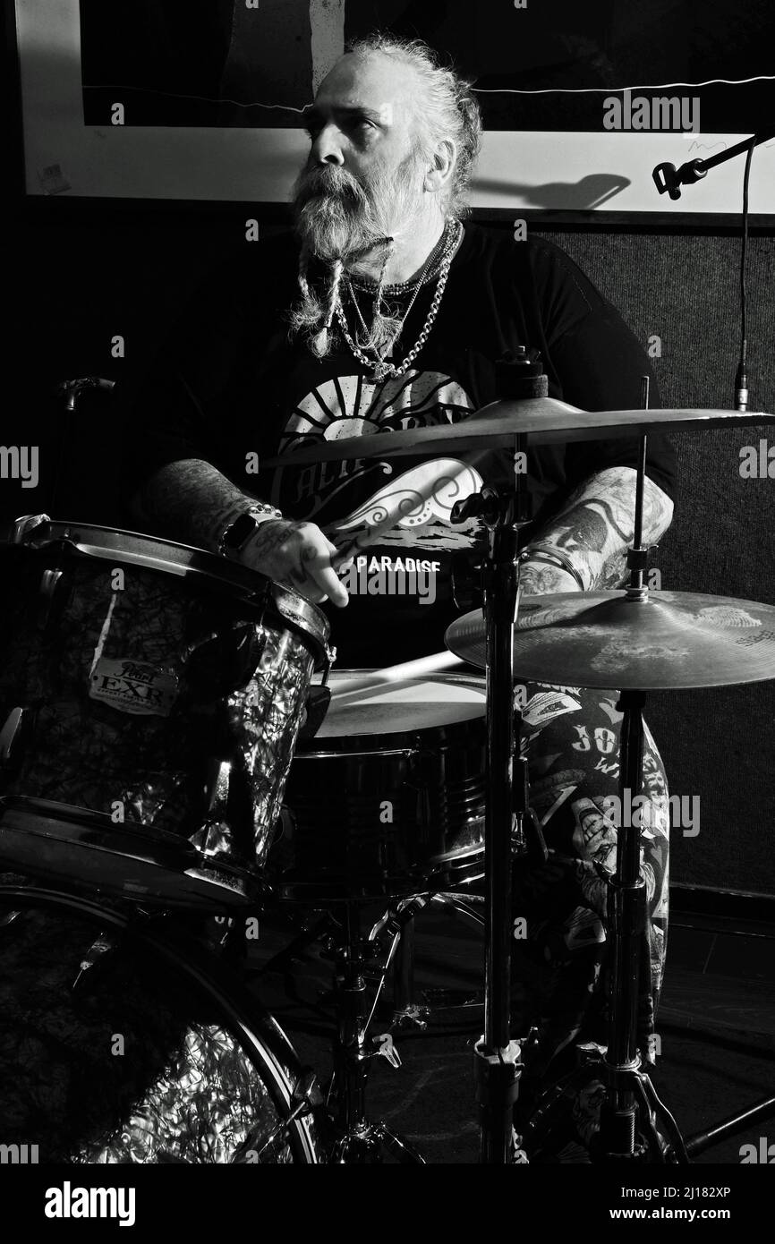 Matty Dread, batterista e cantante di supporto per SymhaTree Foto Stock