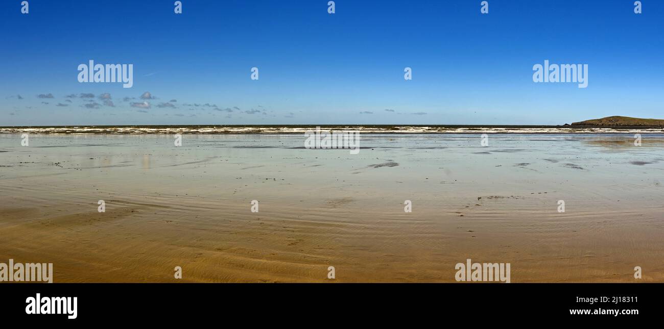 Vista panoramica panoramica panoramica della spiaggia a St Dogmael's vicino Cardigan nel Galles occidentale a bassa marea. Nessuna gente. CopySpace. Foto Stock