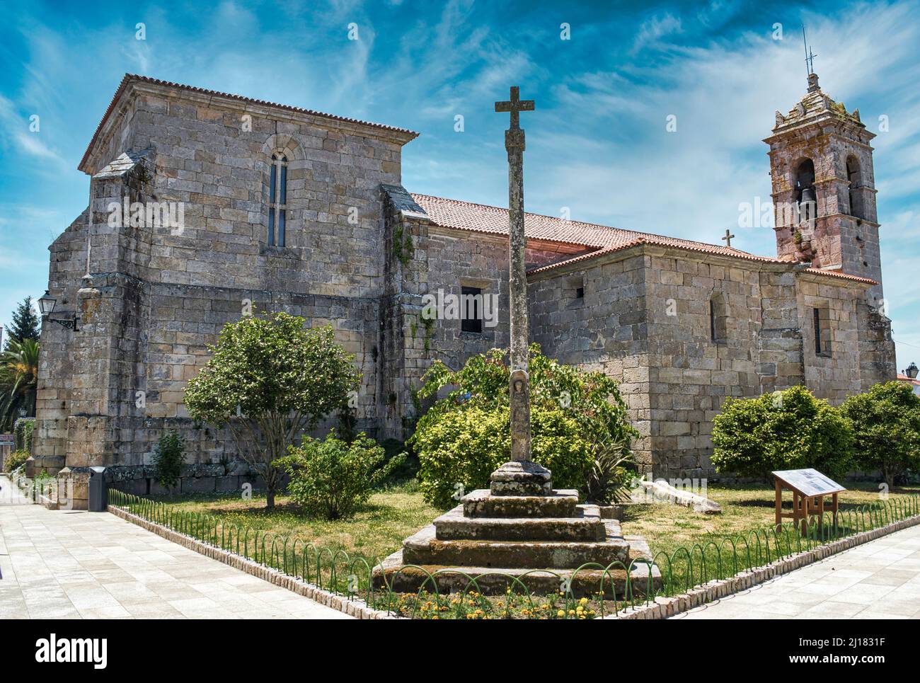 Chiesa cattolica di San Francesco del XV secolo nel villaggio galiziano di Cambados, Spagna Foto Stock
