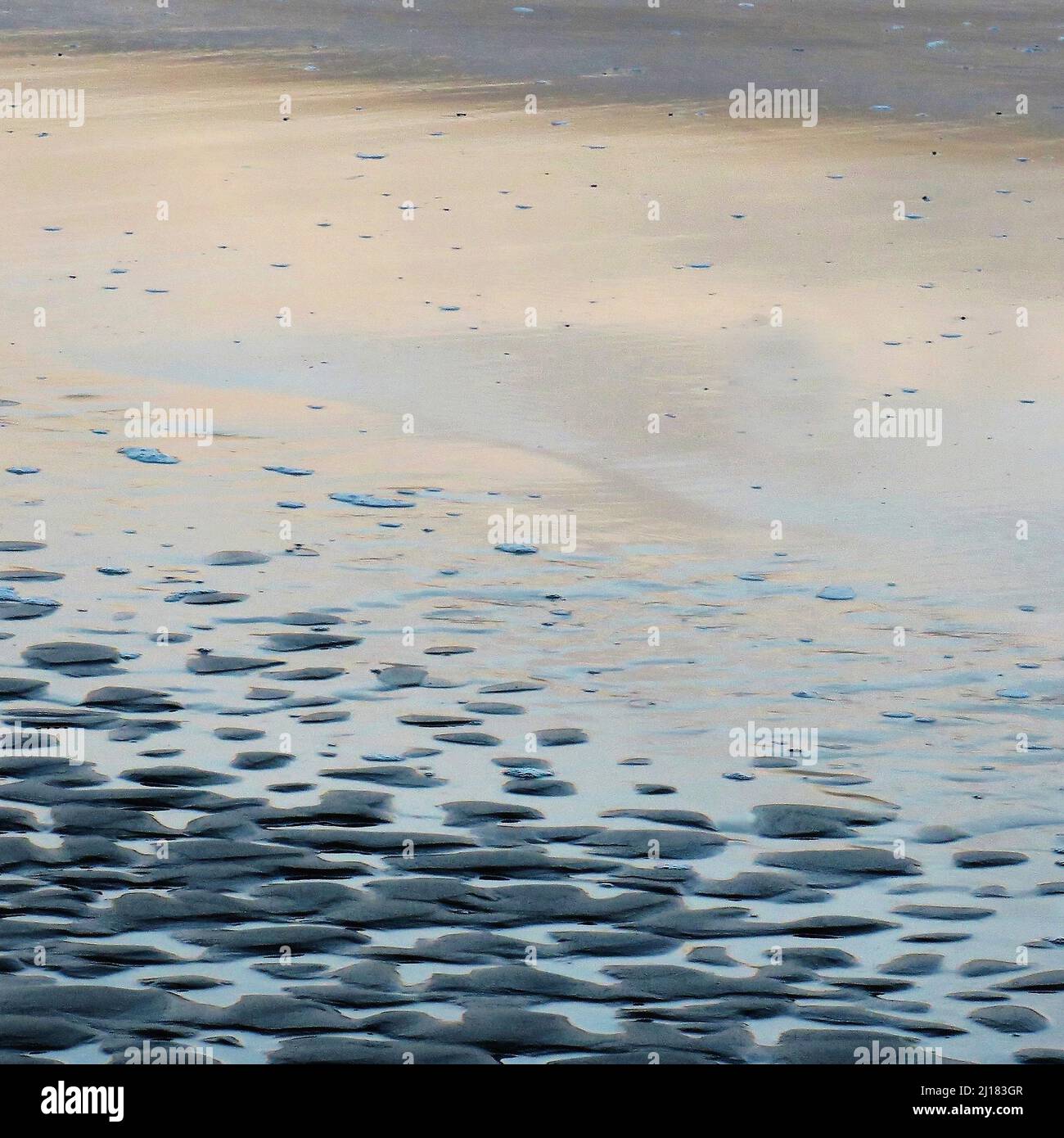 Abstract dettagliati schemi di marea in sabbia a bassa marea in Penbryn Beach in South West Wales UK Foto Stock