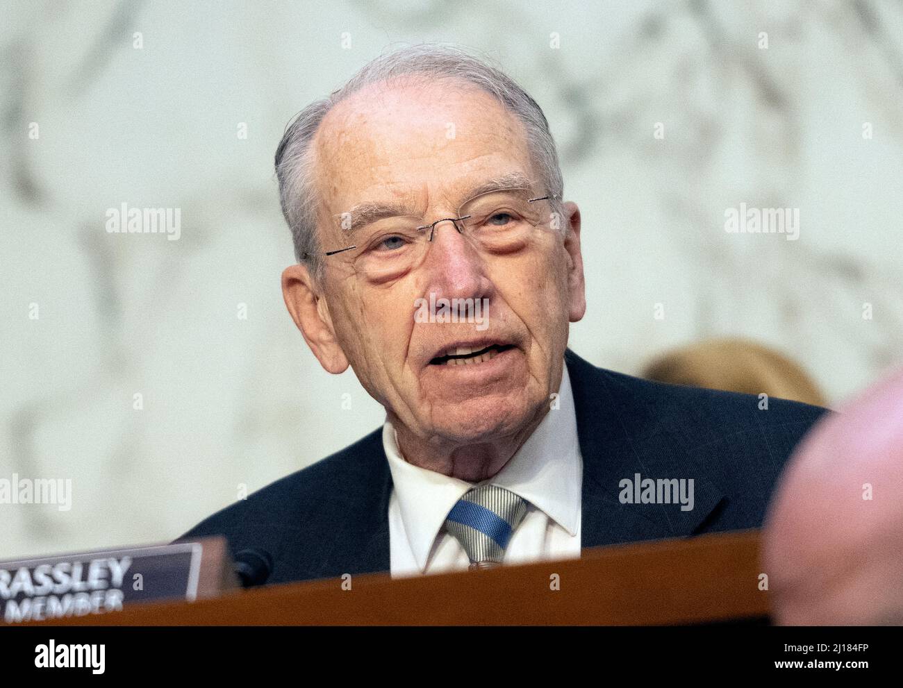Washington, Stati Uniti d'America. 23rd Mar 2022. Senatore degli Stati Uniti Chuck Grassley (repubblicano dell'Iowa), membro di classificazione, Comitato del Senato degli Stati Uniti per il giudice, Risponde a un richiamo al regolamento prima che il giudice Ketanji Brown Jackson desse testimonianza dinanzi al Comitato giudiziario del Senato degli Stati Uniti sulla sua nomina a Giustizia associata della Corte Suprema degli Stati Uniti per sostituire la Giustizia Stephen G. Breyer su Capitol Hill a Washington, DC mercoledì 23 marzo 2021.credito: Ron Sachs/CNP/Sipa USA Credit: Sipa USA/Alamy Live News Foto Stock