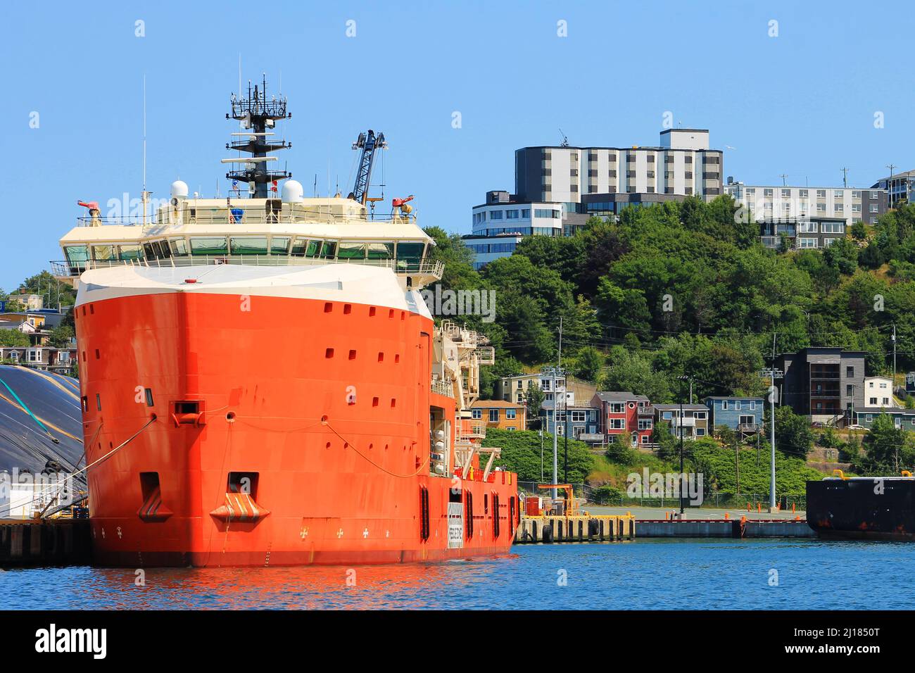 Nave ormeggiata a un molo, St. John's Harbour, St. John's, NL Foto Stock