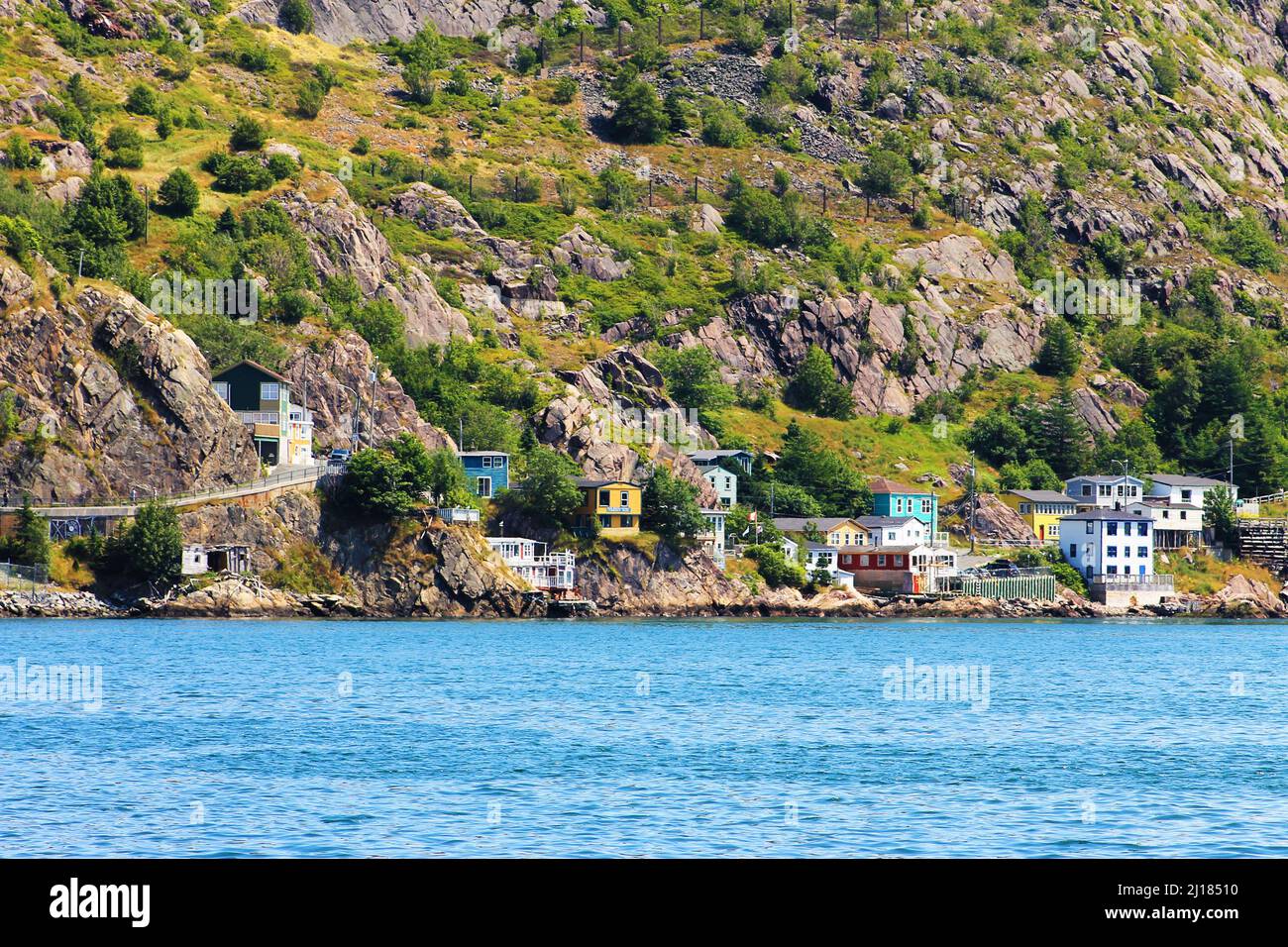Case lungo il bordo dell'acqua, alla base di Signal Hill, St. John's Harbour, The Battery, St. John's, NL Foto Stock