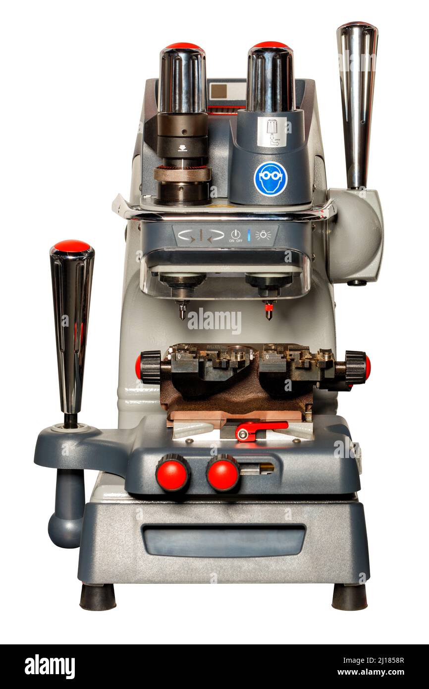 Copiatrice per la produzione industriale di chiavi duplicate di vari tipi di serrature. Immagine verticale. Isolato su sfondo bianco. Primo piano. Foto Stock