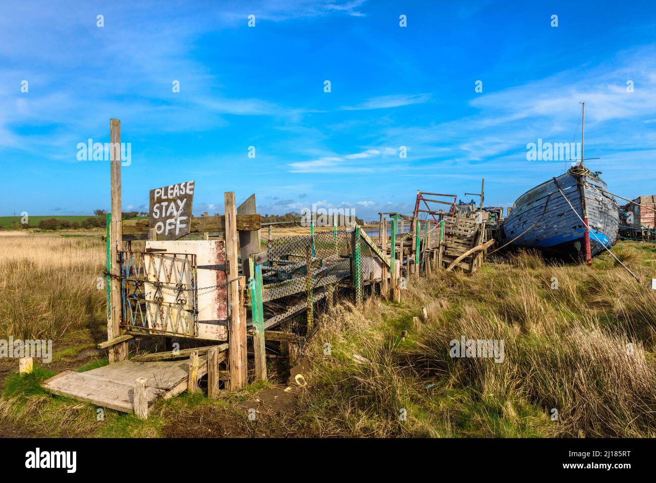 Abbandonato relitto sulla palude a Skippool sul fiume Wyre Estuary in Lancashire Foto Stock